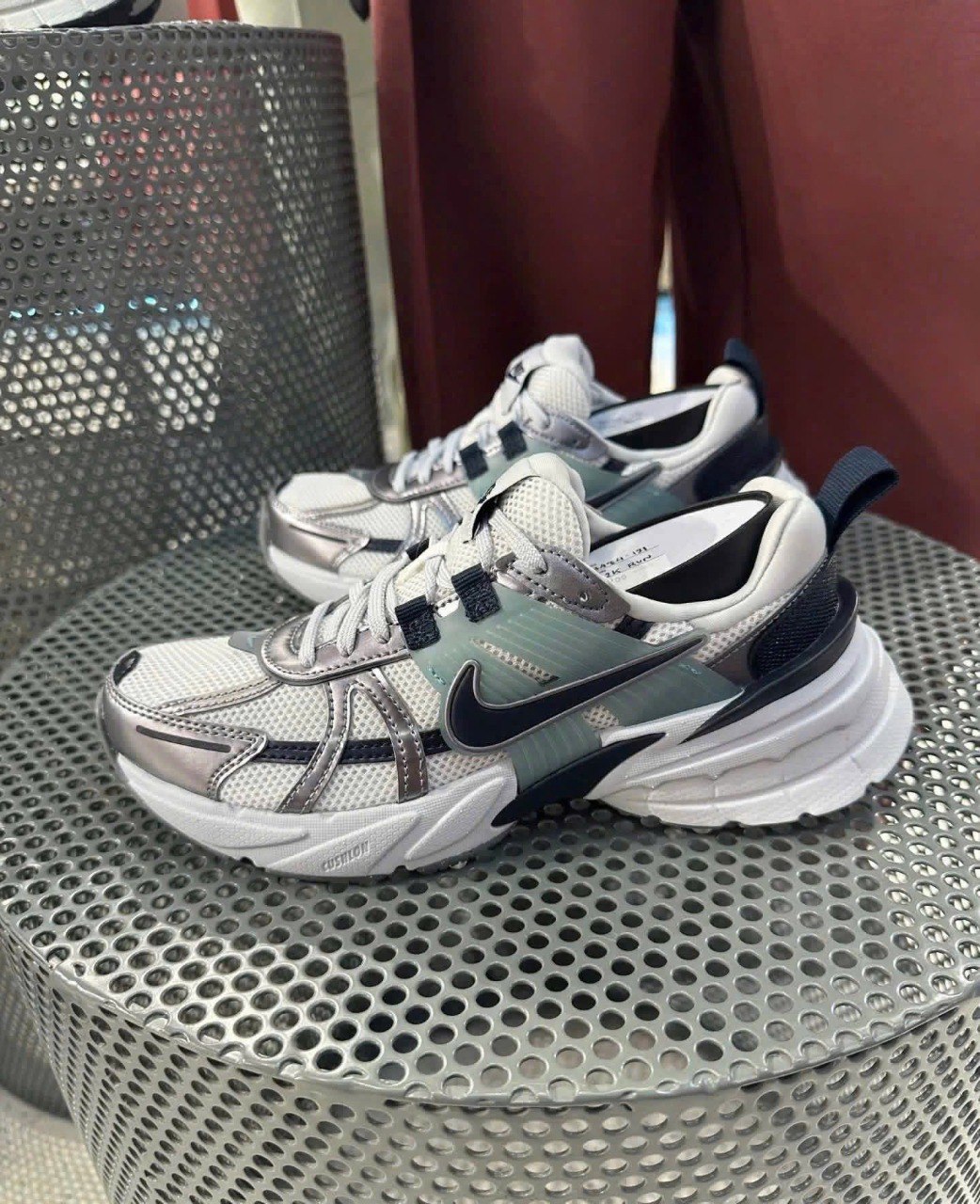 Tênis Nike V2K Run Feminino - Tam. 34