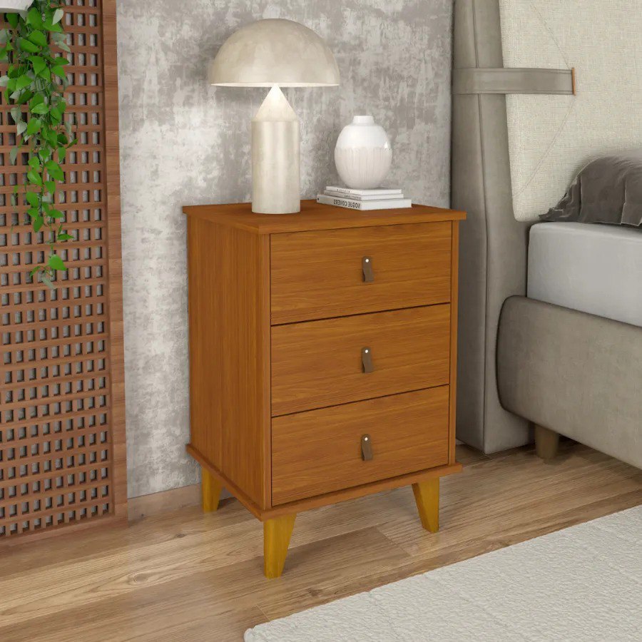 Mesa De Cabeceira C/ 3 Gavetas Grécia Puxador De Couro Cedro Fosco Cedro